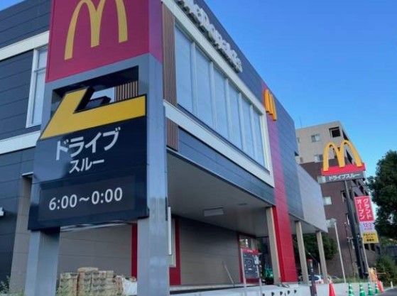飲食店　マクドナルド 港北ニュータウン店（飲食店）まで733m