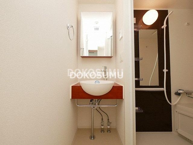 洗面設備　忙しい朝もスムーズに。使いやすさを追求した清潔な洗面空間。