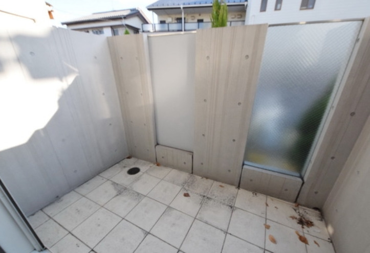 バルコニー　別部屋の画像を使用しております。