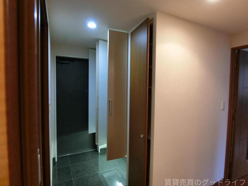 玄関　間口も広く綺麗な玄関です。