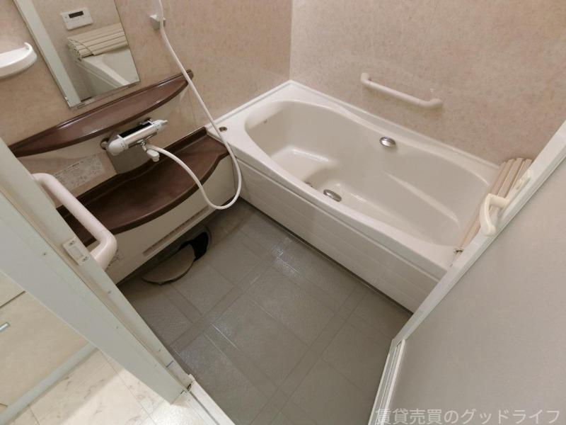 バス・シャワールーム　足も延ばせて、半身浴も出来る綺麗な浴室です。