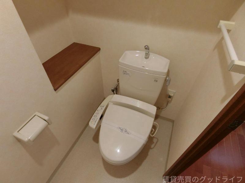 トイレ　ウォシュレットトイレです。横の棚も便利ですよ。