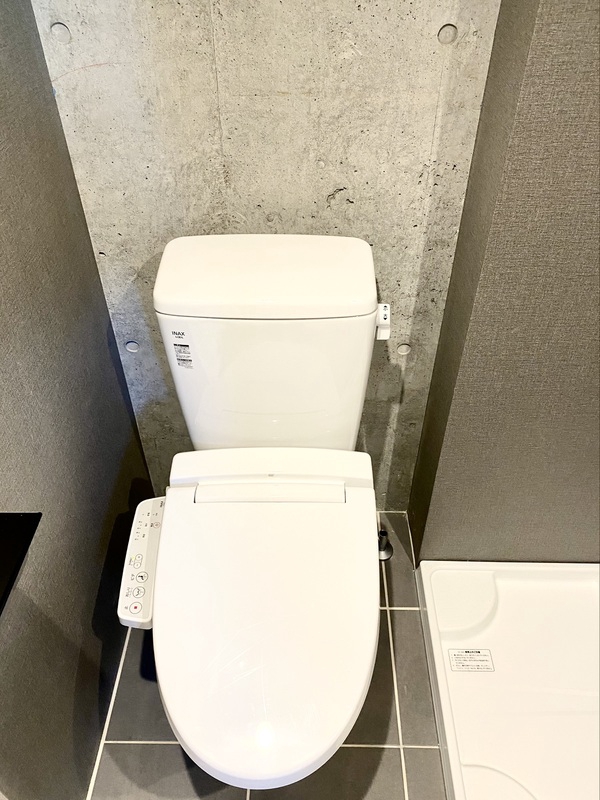 トイレ　白基調で清潔感のある空間