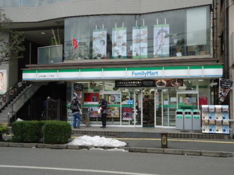コンビニ　ファミリーマート 南篠崎町四丁目店（コンビニ）まで587m