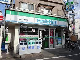 コンビニ　ファミリーマート 幡ヶ谷本町店（コンビニ）まで82m