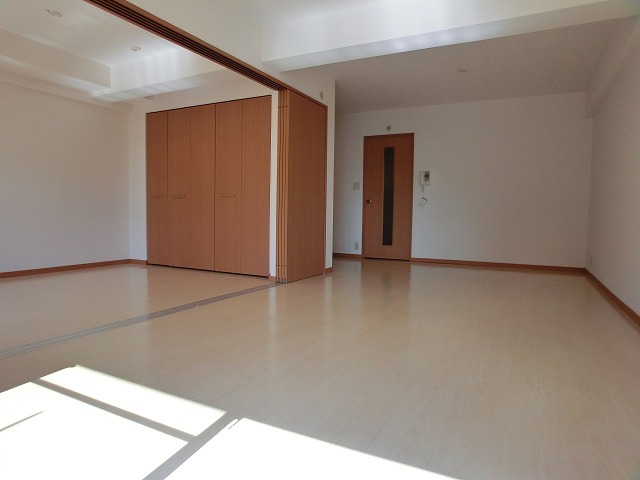 その他部屋・スペース　ＬＤＫと南側洋室。広々明るいお部屋です！※現況優先（画像と異