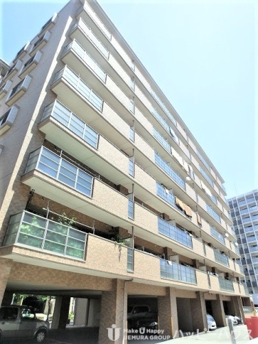 建物外観　高級感漂うエントランスには緑があふれています。