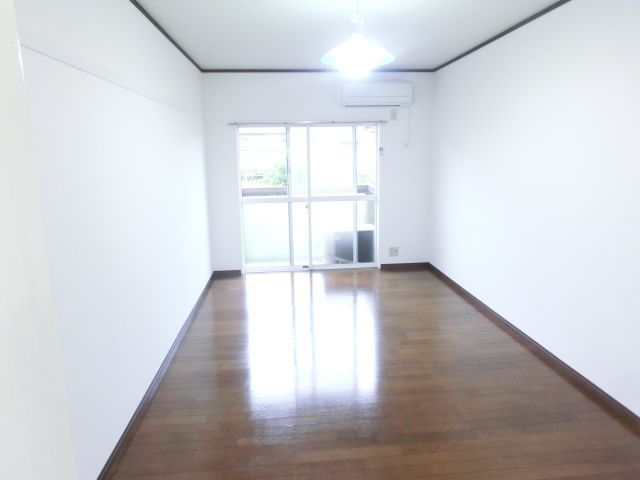 居室・リビング　南向き広めのフローリングのお部屋です☆