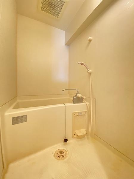 バス・シャワールーム　バス・トイレ別でゆっくり入浴できます☆