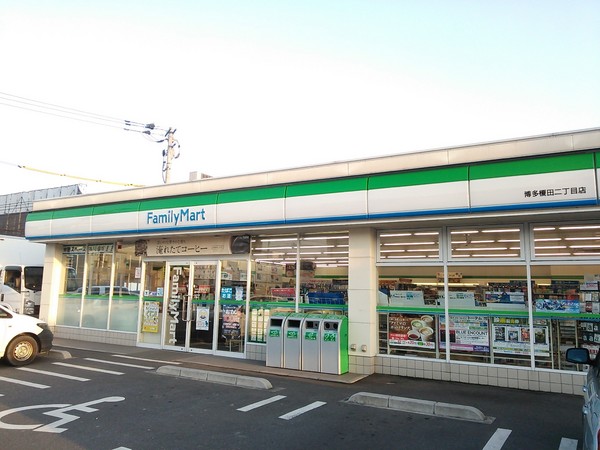 コンビニ　ファミリーマート博多榎田二丁目店（コンビニ）まで595m