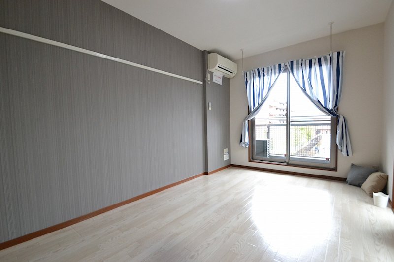 居室・リビング　角部屋の明るいお部屋です。※前回募集時参考写真