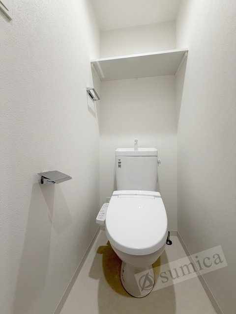トイレ　人気アイテムの温水洗浄便座。清潔感のあるトイレです。