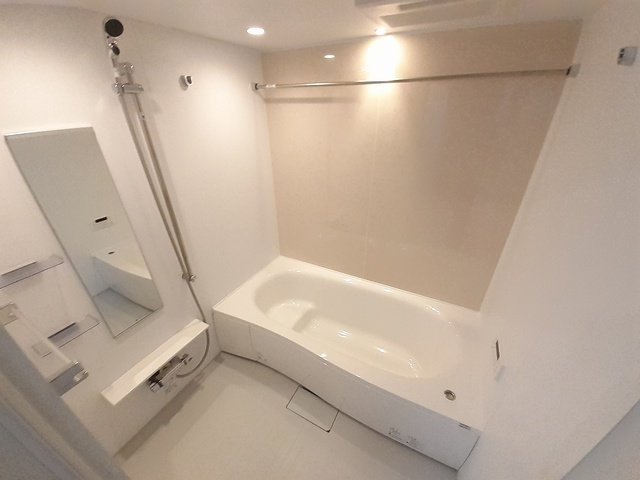 バス・シャワールーム　コンパクトで使いやすいお風呂です
