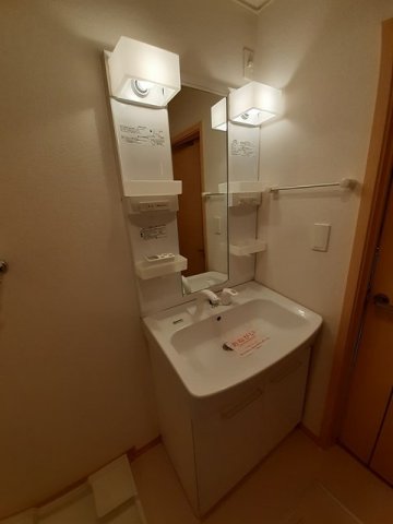 洗面設備　ゆったりとスペースのある洗面所