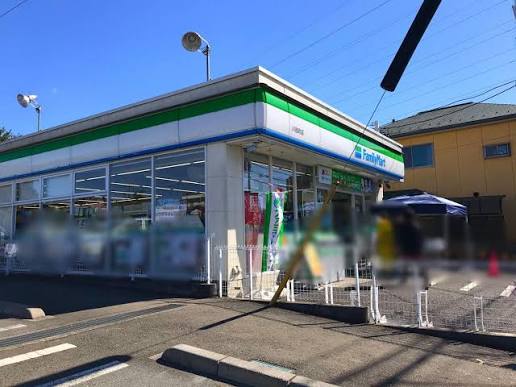 コンビニ　ファミリーマート 川和町店（コンビニ）まで557m