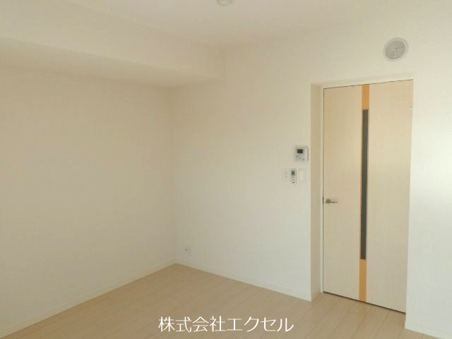 居室・リビング　8.4帖の洋室です。