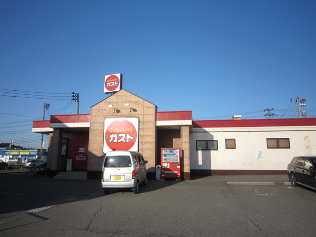 飲食店　ガスト見附店（飲食店）まで674m