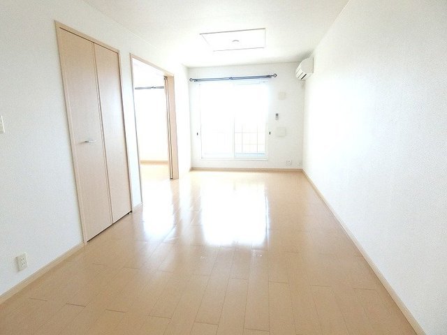 居室・リビング　内装は落ち着いています