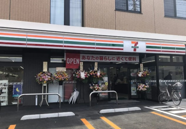 コンビニ　セブンイレブン野村不動産新横浜ビル店（コンビニ）まで303m