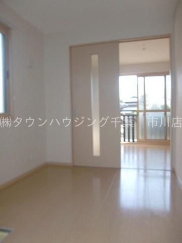 居室・リビング　奥行きのあるキレイな部屋。