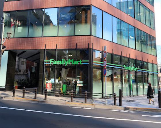 コンビニ　ファミリーマート日枝神社前店（コンビニ）まで98m