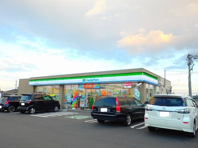 コンビニ　ファミリーマート名四小貝須店（コンビニ）まで550m