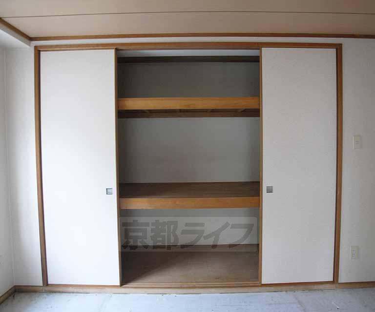 収納　たっぷり収納できる押入れです。