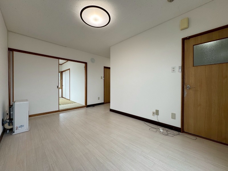 居室・リビング　広くてキレイなお部屋が広がっていて、充実した生活が送れそう。