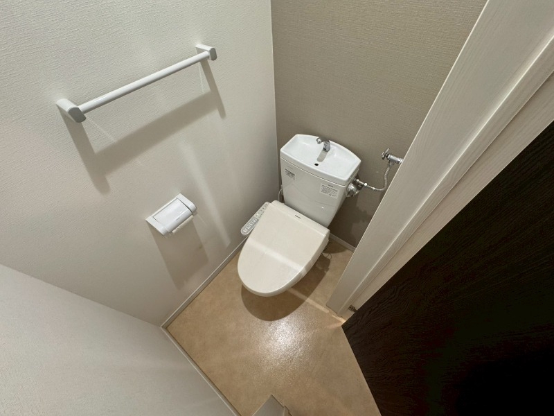 トイレ　こちらはトイレです。清潔感があり、安心して使用できます。