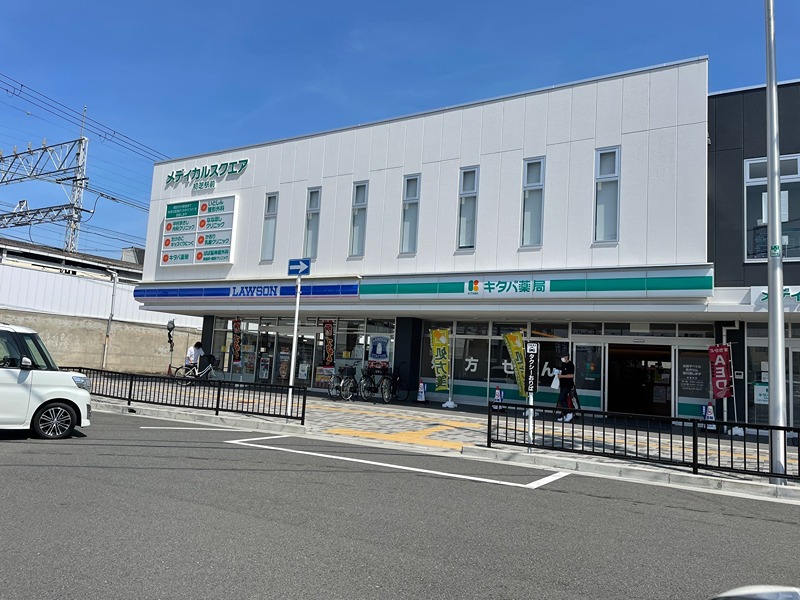 コンビニ　ローソン初芝駅前店（コンビニ）まで611m