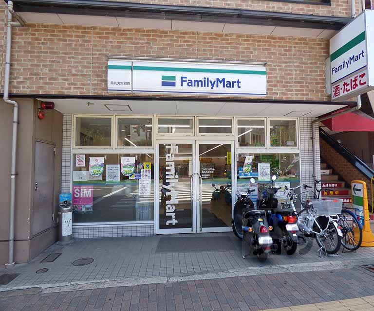 コンビニ　ファミリーマート烏丸丸太町（コンビニ）まで110m