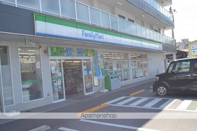 コンビニ　ファミリーマート（コンビニ）まで803m