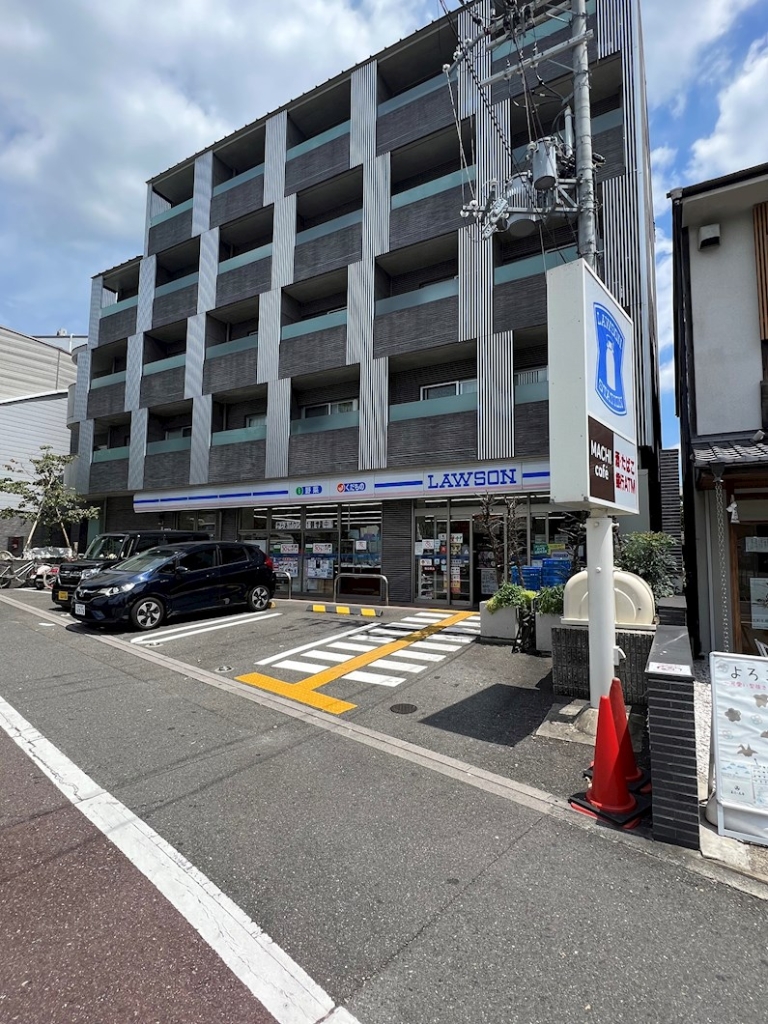コンビニ　ローソン 京都金閣寺前店（コンビニ）まで690m