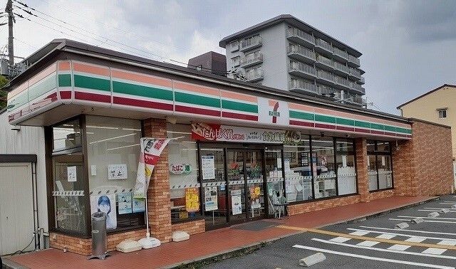 コンビニ　セブンイレブン様（コンビニ）まで300m