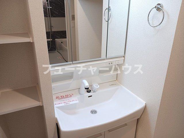 洗面設備　明るい洗面所です