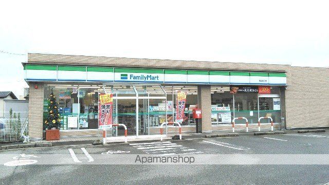 コンビニ　ファミリーマート（コンビニ）まで879m