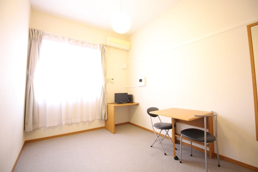 居室・リビング　窓があり、明るいお部屋です