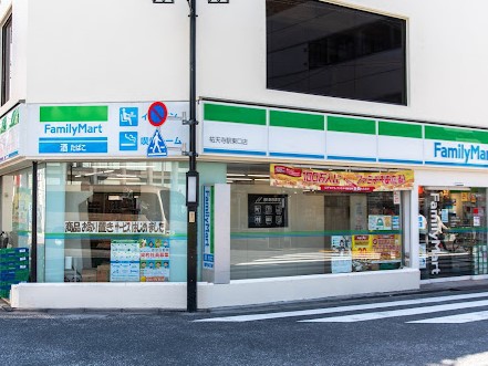 コンビニ　ファミリーマート祐天寺駅東口店（コンビニ）まで119m