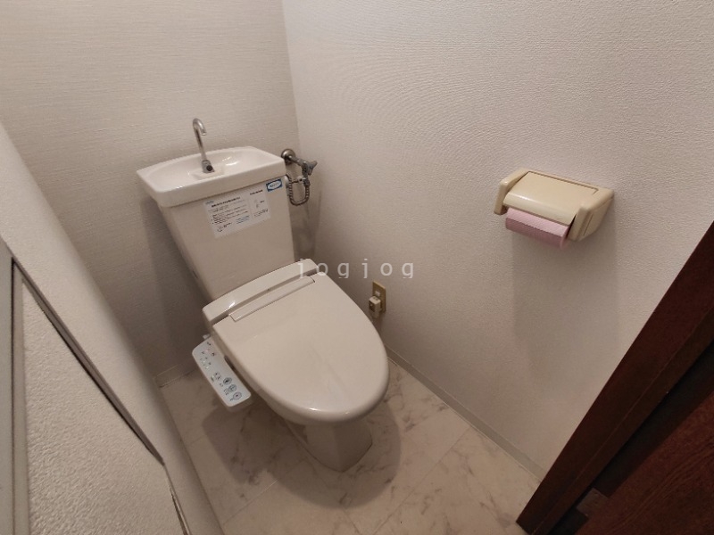 トイレ　嬉しい温水洗浄便座付きのトイレです。
