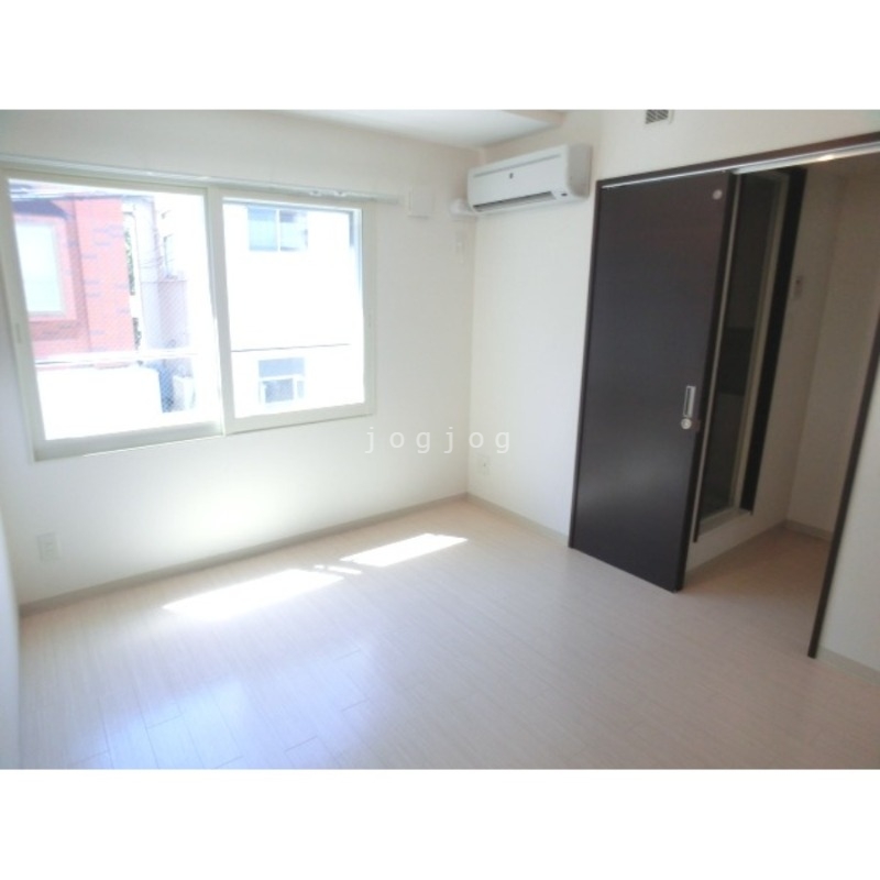 その他部屋・スペース　５．５帖の洋室はとても明るいお部屋になっております。