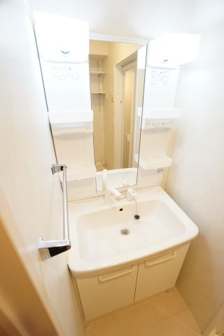 洗面設備　※同物件・反転タイプの写真です。