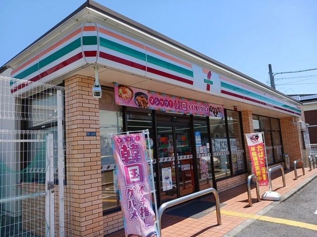 コンビニ　セブンイレブン様（コンビニ）まで220m