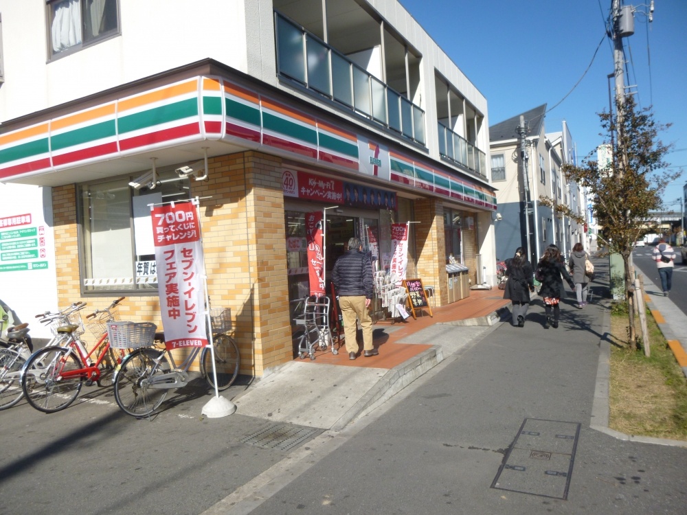 コンビニ　セブンイレブン（コンビニ）まで298m