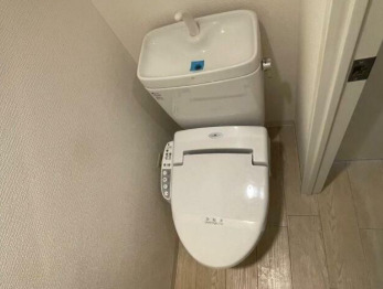 トイレ　落ち着いた色調のトイレです