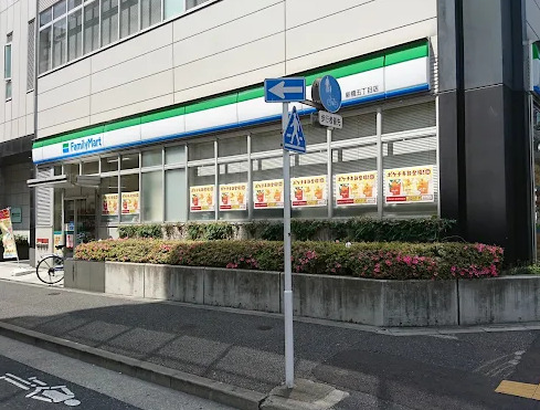 コンビニ　ファミリーマート 新橋五丁目店（コンビニ）まで73m