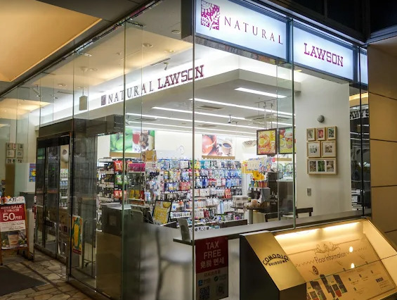 コンビニ　ナチュラルローソン NLコモディオ汐留店（コンビニ）まで286m