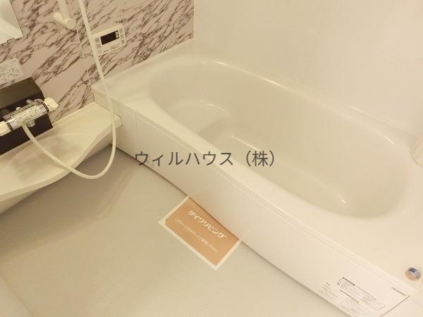 バス・シャワールーム　浴室乾燥機、追い焚き機能付きバス！