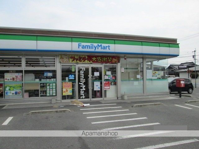 コンビニ　ファミリーマート（コンビニ）まで270m
