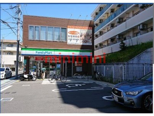 コンビニ　ファミリーマート吹田垂水町一丁目店（コンビニ）まで128m