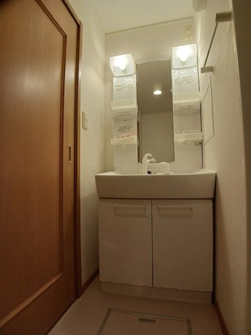 洗面設備　ゆったりとスペースのある洗面所